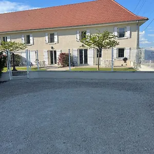 aux-champs-pressinois.hotels-rhonealpes.com/